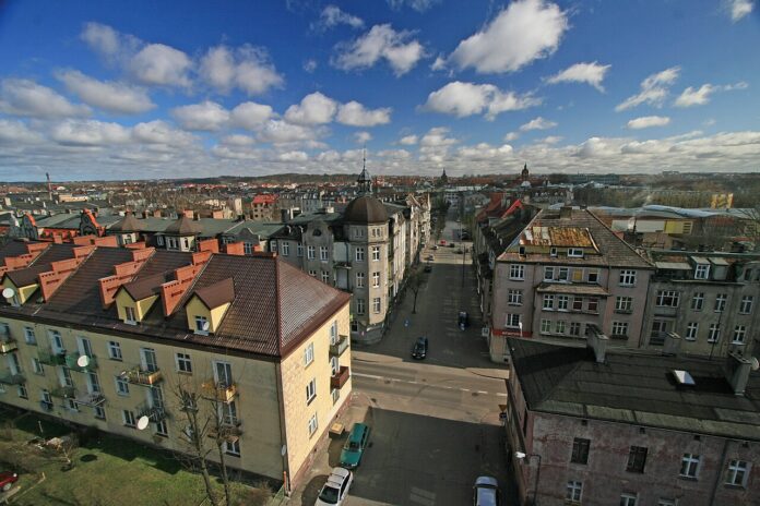 Nowa przestrzeń za słupską filharmonią. Chodniki, parking i zieleń na ok. 1400 m²